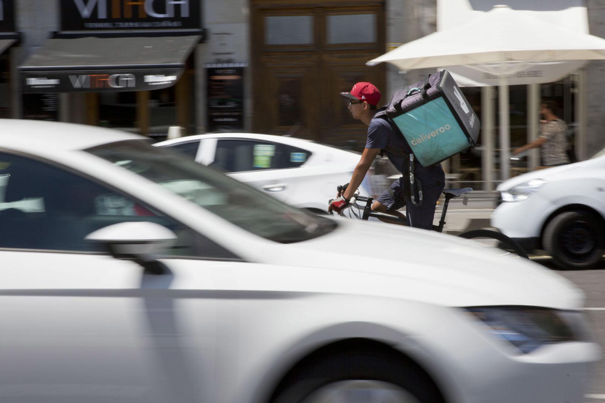 Deliveroo entre coches
